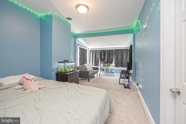 15 S WALNUT AVE, Maple Shade, NJ 08052