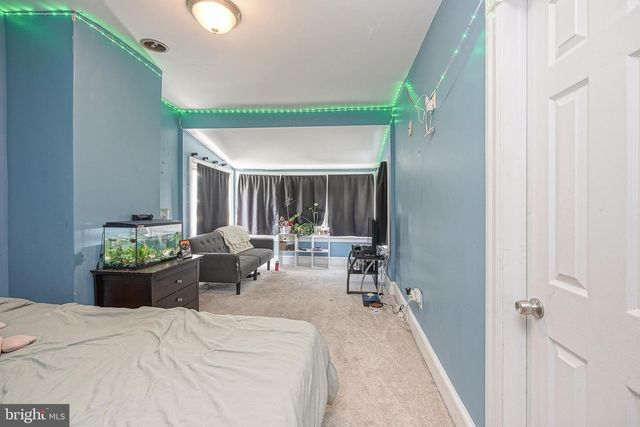 15 S WALNUT AVE, Maple Shade, NJ 08052