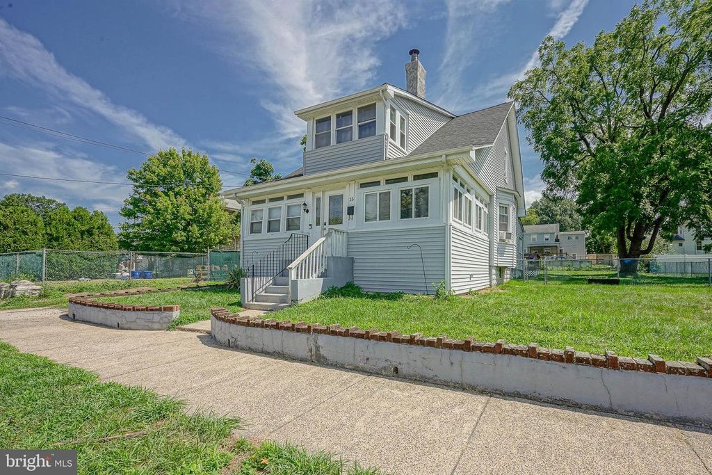 15 S WALNUT AVE, Maple Shade, NJ 08052