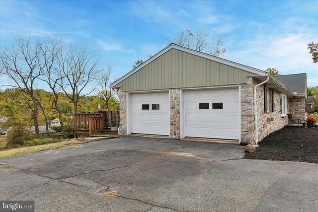 1212 CRESTWOOD DR, Pottstown, PA 19464