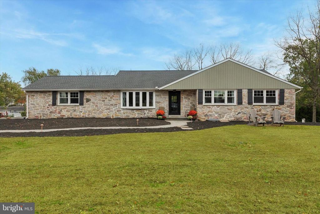 1212 CRESTWOOD DR, Pottstown, PA 19464