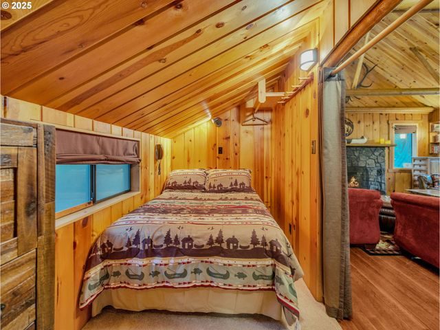 26467 E HENRY CREEK Rd, Rhododendron, OR 97049