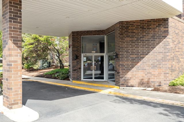 2201 S Grace Street 305, Lombard, IL 60148
