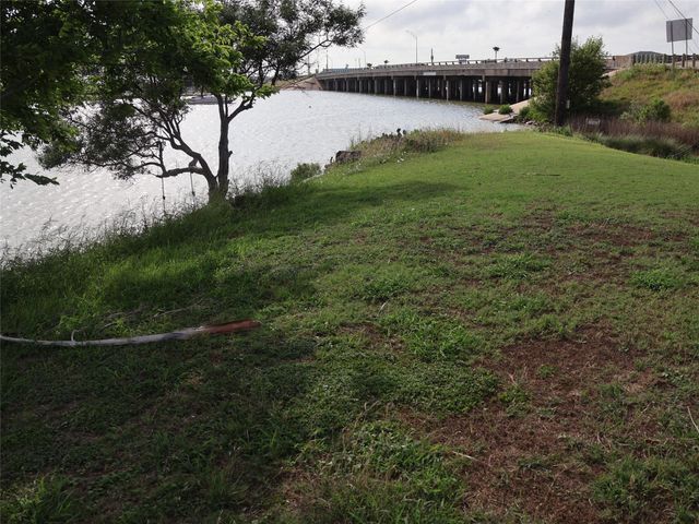 3401 Highway 6, Hitchcock, TX 77563