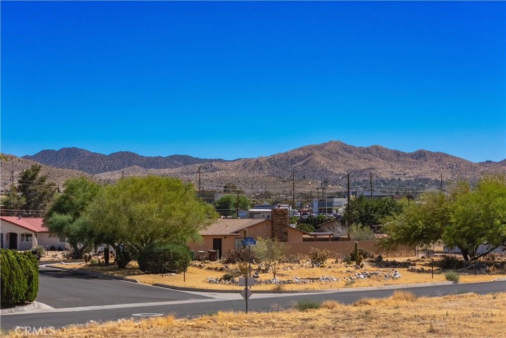 Image 25 of property listing at 6770 Lindbergh Lane, Yucca Valley, CA 92284