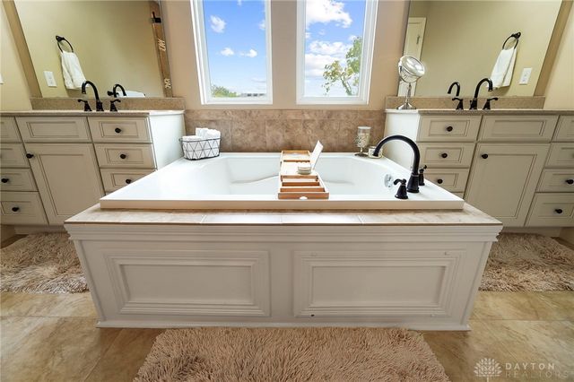 7053 Laurel Oaks Drive, West Chester, OH 45069