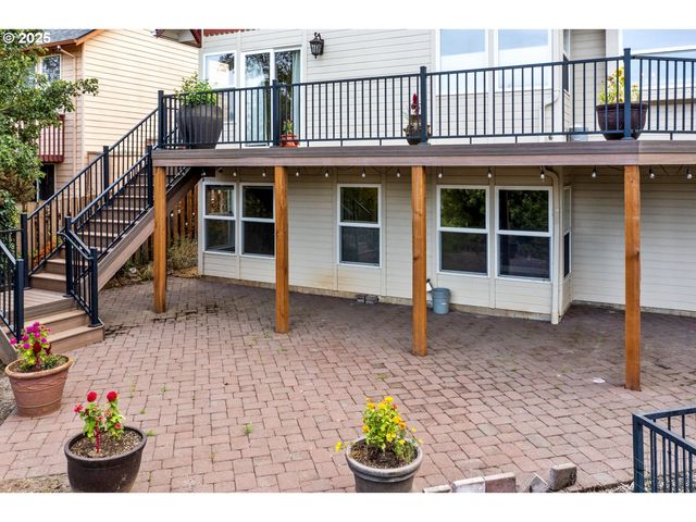 80 SWEDEN Cir, Silverton, OR 97381