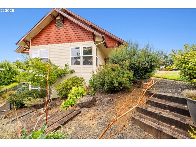 80 SWEDEN Cir, Silverton, OR 97381