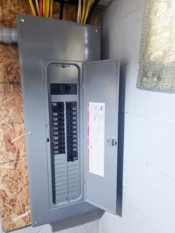 1708 W Ridge Road, Bay City, MI 48708