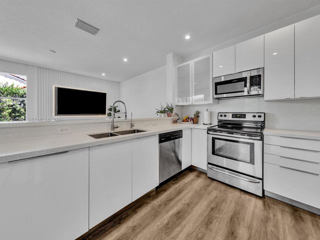 1042 Thistle Creek Ct, Weston, FL 33327
