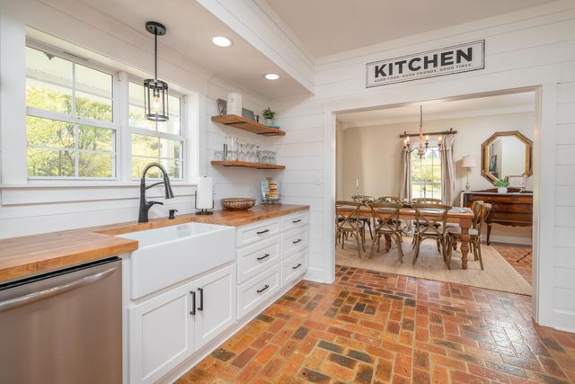 1814 Old Highway 24, Hattiesburg, MS 39402