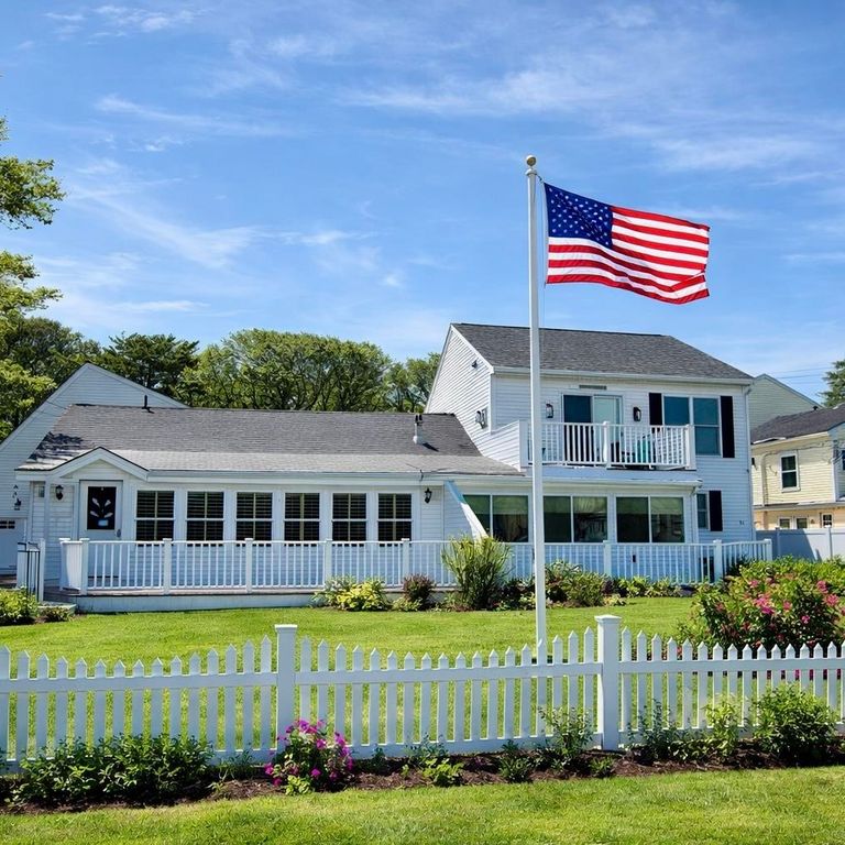 Image 1 of property listing at 92 Kings Highway, Hampton, NH 03842