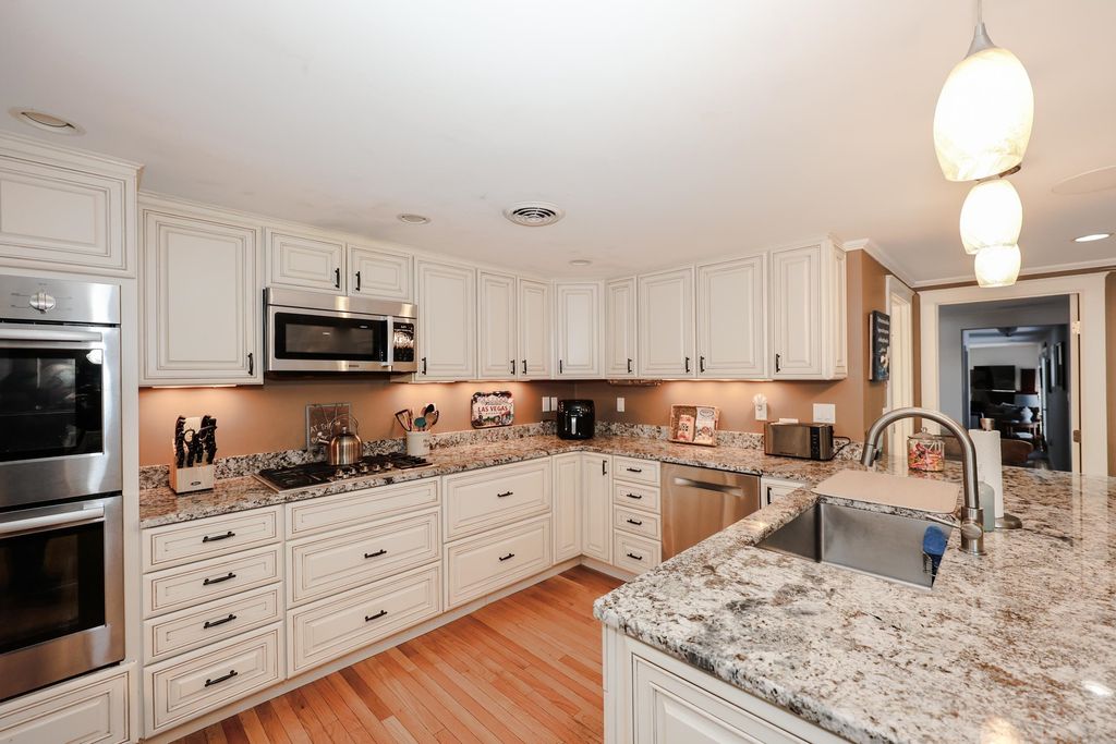 Image 14 of property listing at 92 Kings Highway, Hampton, NH 03842