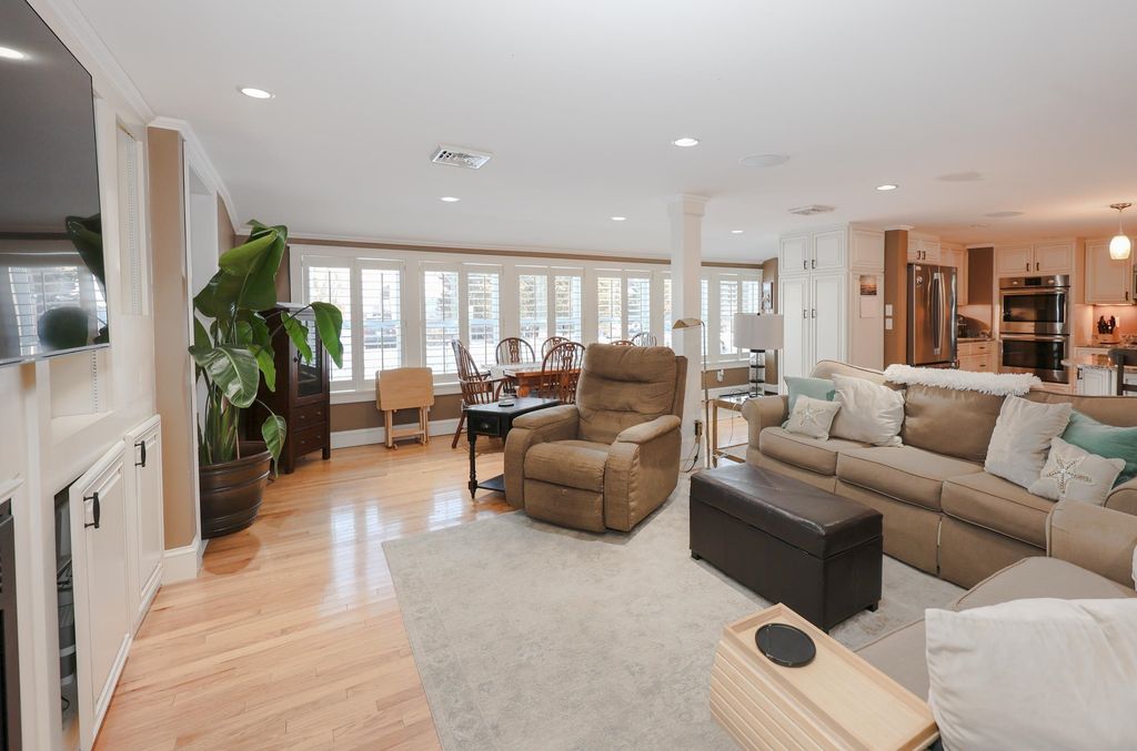 Image 17 of property listing at 92 Kings Highway, Hampton, NH 03842