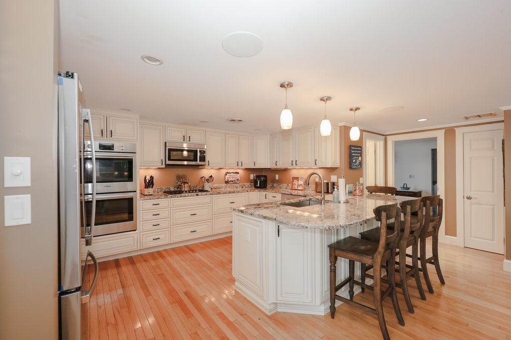Image 4 of property listing at 92 Kings Highway, Hampton, NH 03842