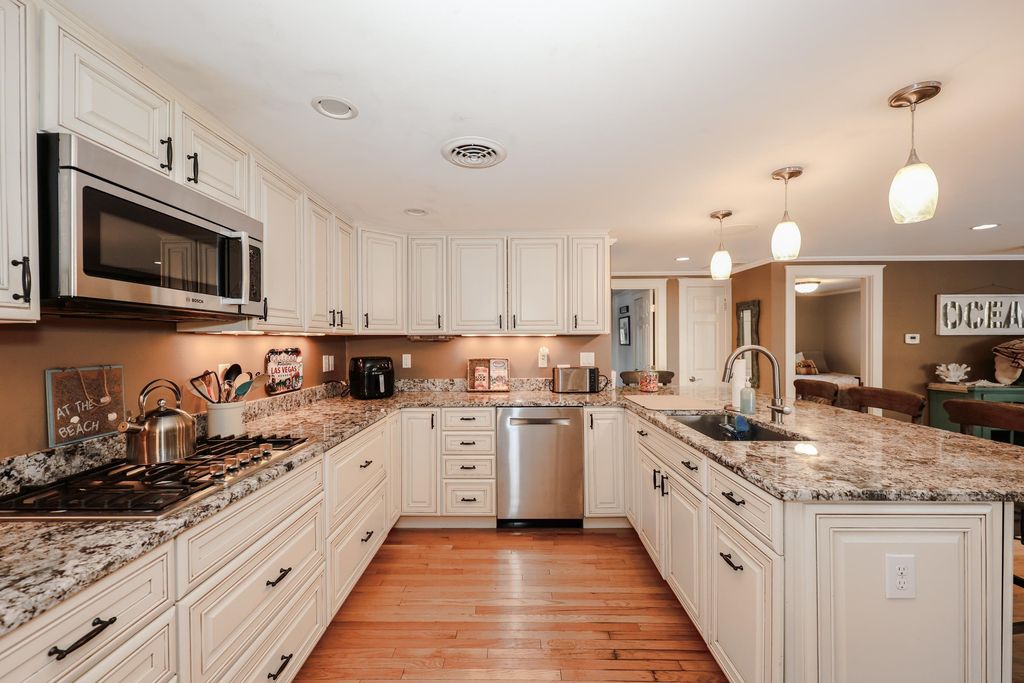 Image 5 of property listing at 92 Kings Highway, Hampton, NH 03842
