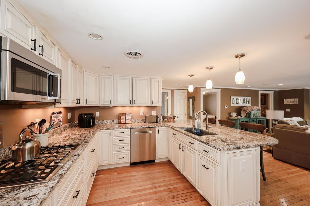 Image 6 of property listing at 92 Kings Highway, Hampton, NH 03842