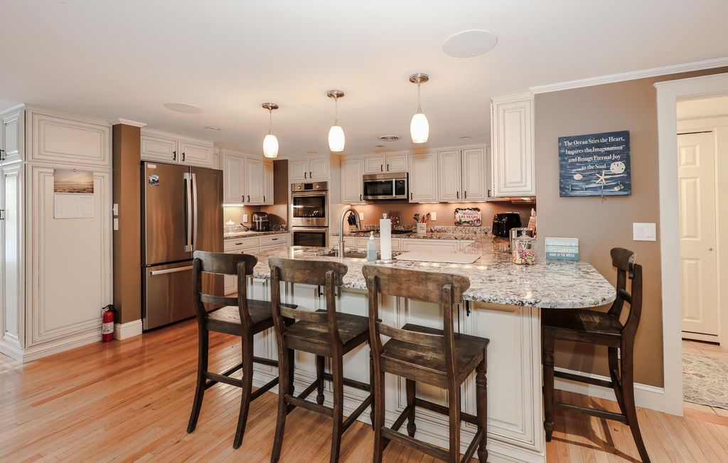 Image 8 of property listing at 92 Kings Highway, Hampton, NH 03842