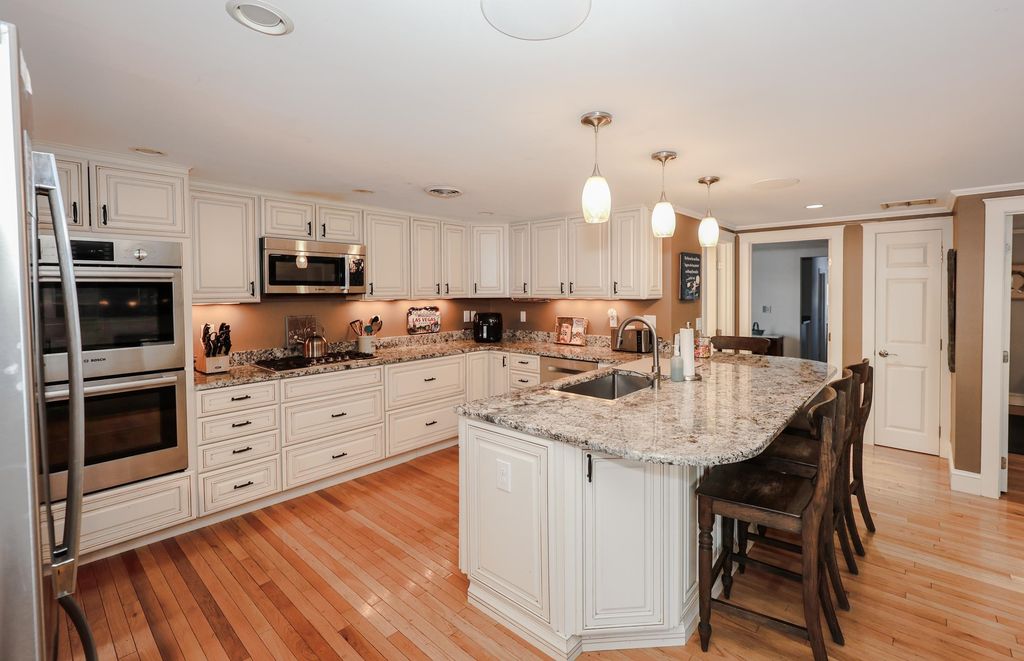 Image 9 of property listing at 92 Kings Highway, Hampton, NH 03842