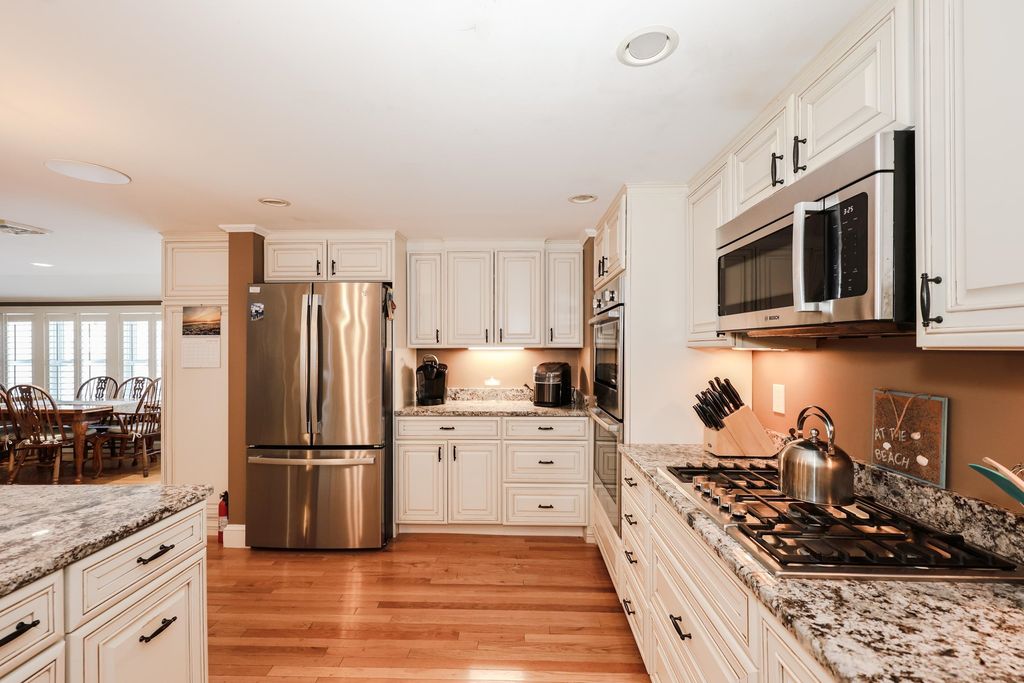 Image 10 of property listing at 92 Kings Highway, Hampton, NH 03842