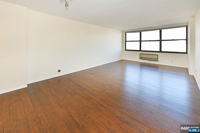 7004 Boulevard East 31A, Guttenberg, NJ 07093