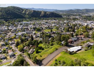 1274 Se Kane St, Roseburg, OR 97470