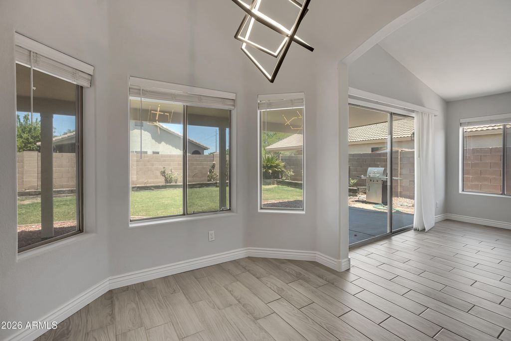 Image 12 of property listing at 3126 E Captain Dreyfus Avenue, Phoenix, AZ 85032