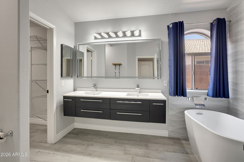 Image 17 of property listing at 3126 E Captain Dreyfus Avenue, Phoenix, AZ 85032