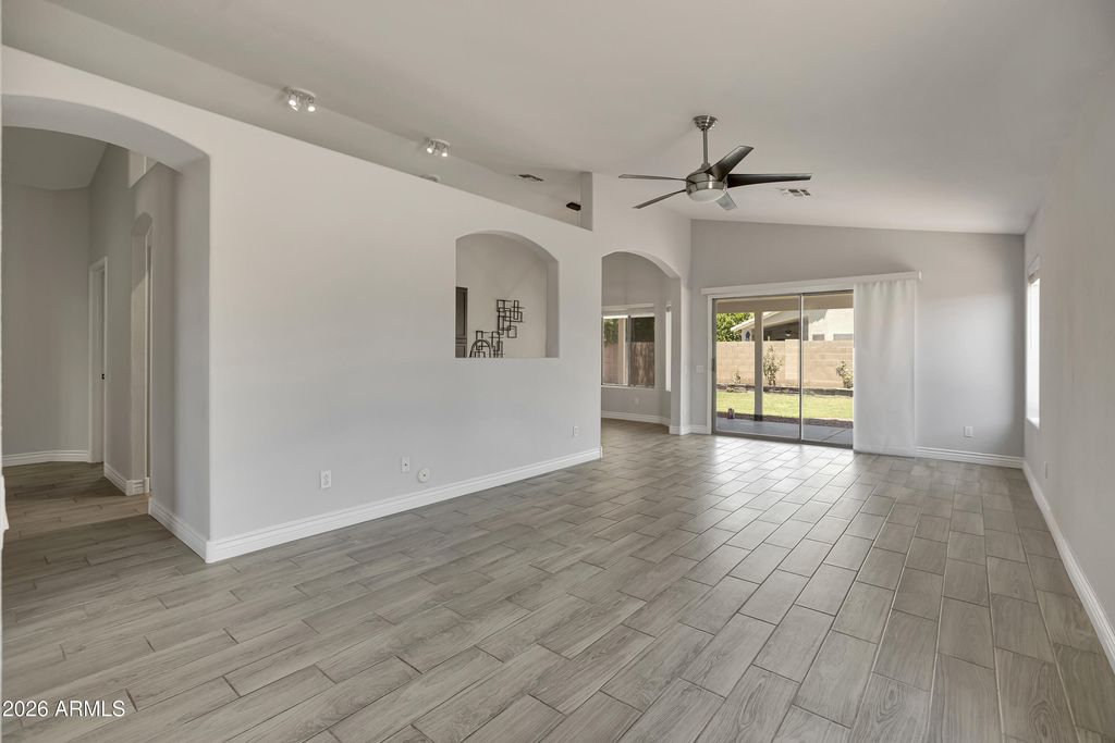 Image 2 of property listing at 3126 E Captain Dreyfus Avenue, Phoenix, AZ 85032