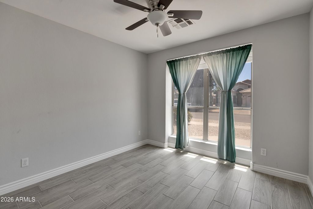 Image 25 of property listing at 3126 E Captain Dreyfus Avenue, Phoenix, AZ 85032