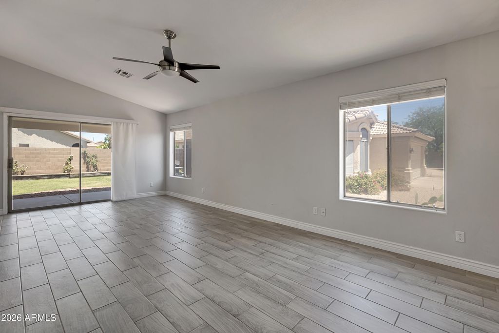 Image 5 of property listing at 3126 E Captain Dreyfus Avenue, Phoenix, AZ 85032