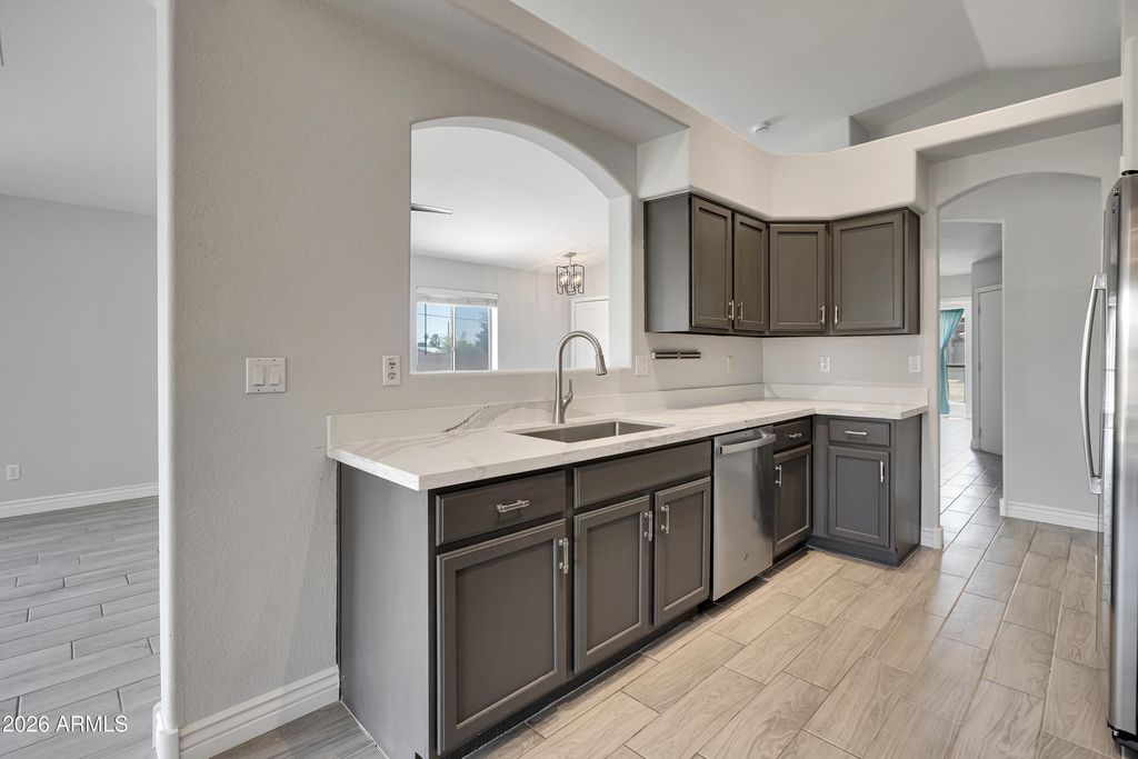 Image 7 of property listing at 3126 E Captain Dreyfus Avenue, Phoenix, AZ 85032
