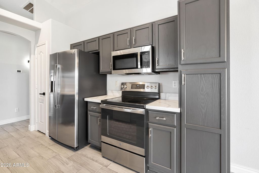 Image 8 of property listing at 3126 E Captain Dreyfus Avenue, Phoenix, AZ 85032