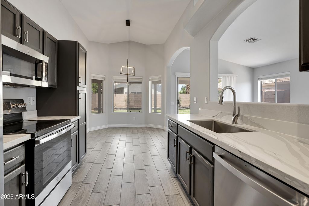 Image 9 of property listing at 3126 E Captain Dreyfus Avenue, Phoenix, AZ 85032