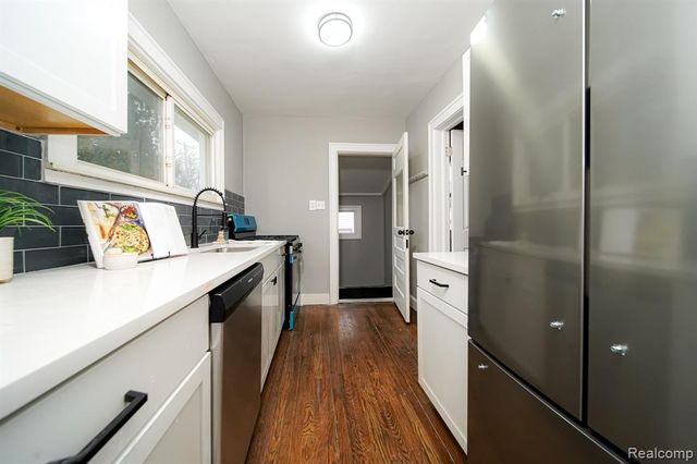 74 W Bernhard Avenue, Hazel Park, MI 48030