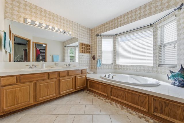 857 N Crest Ct, Wichita, KS 67206