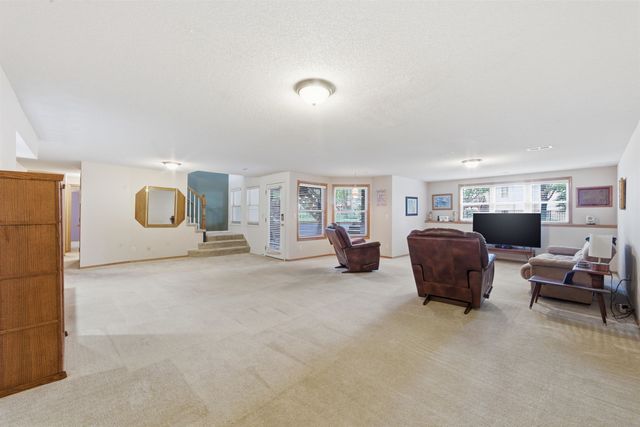 857 N Crest Ct, Wichita, KS 67206