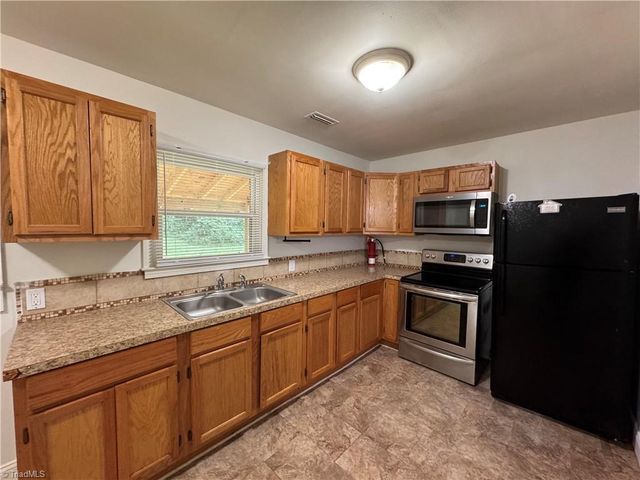 4865 Baux Mountain Road, Winston-salem, NC 27105