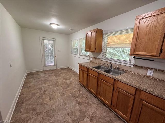 4865 Baux Mountain Road, Winston-salem, NC 27105