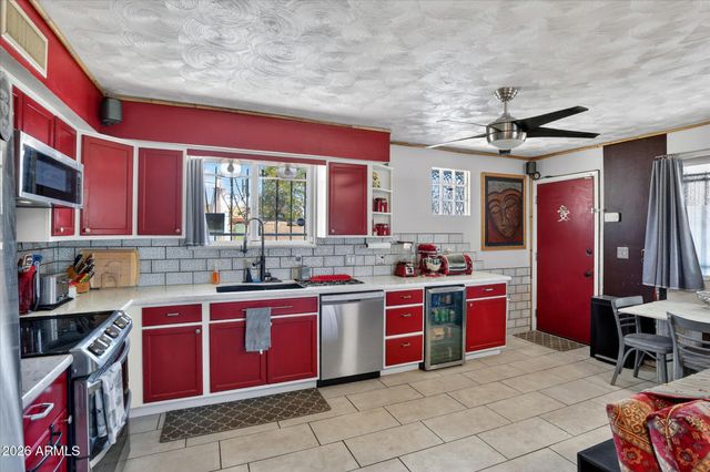 806 E MOUNTAIN VIEW Road, Phoenix, AZ 85020