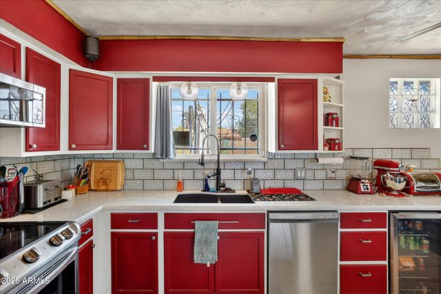 806 E MOUNTAIN VIEW Road, Phoenix, AZ 85020
