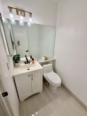21204 Harbor Way, Miami, FL 33180