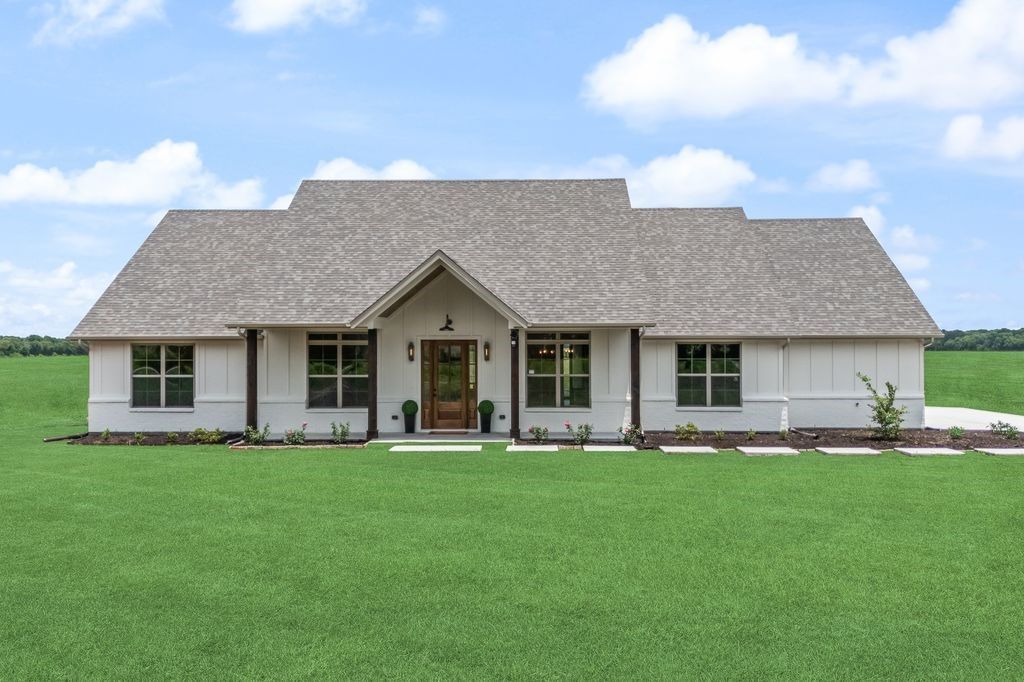 594 Sedalia Road, Van Alstyne, TX 75495