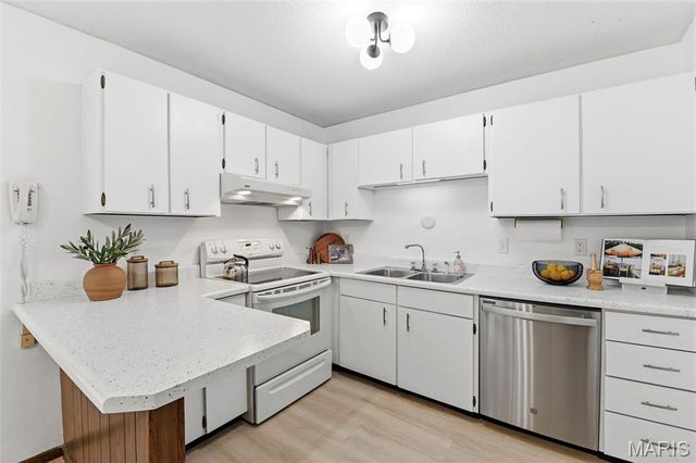 2350 Charlemagne Drive, Maryland Heights, MO 63043
