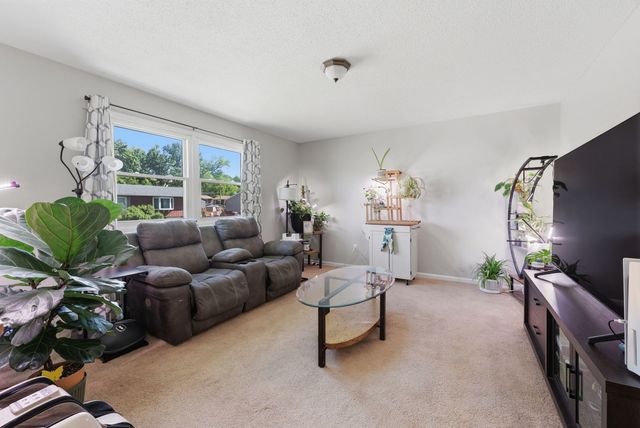 3203 w 66th Street, Davenport, IA 52806