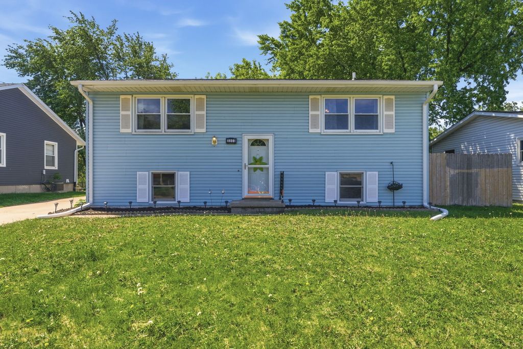 3203 w 66th Street, Davenport, IA 52806