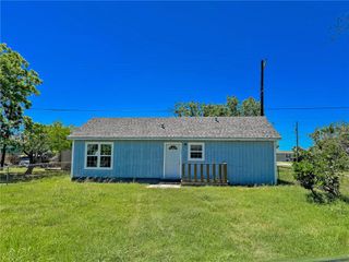 105 E Cornwall St, Rockport, TX 78382