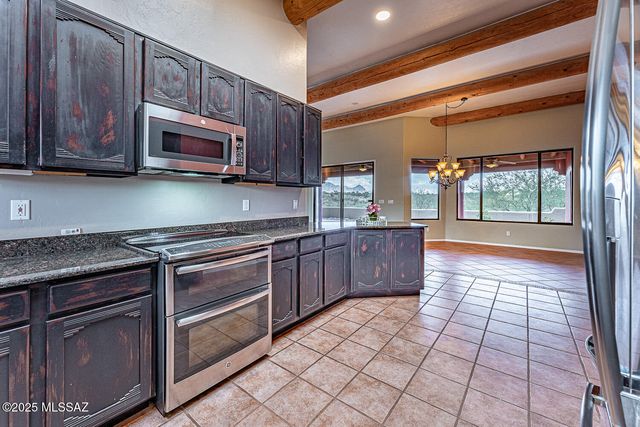 682 E Armor Springs Place, Green Valley, AZ 85614