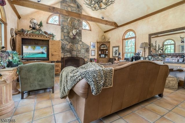 1 Dove Hollow Ln, Bethlehem Twp., NJ 08827