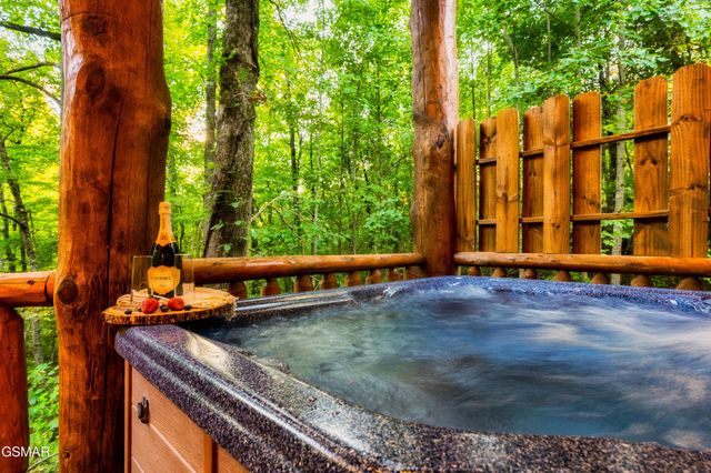 4250 Mountain Rest Way, Sevierville, TN 37876